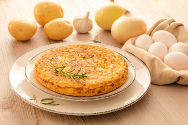 Patates ve soğanlı İspanyol omleti, tipik İspanyol mutfağı. Tortilla espanola