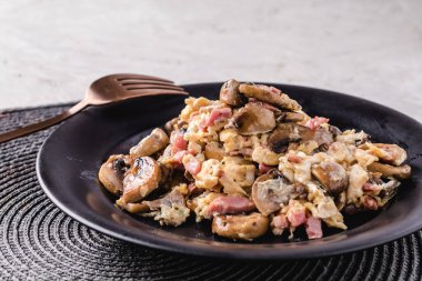 Çırpılmış yumurta, mantar ve jambon. İspanyolca yemek