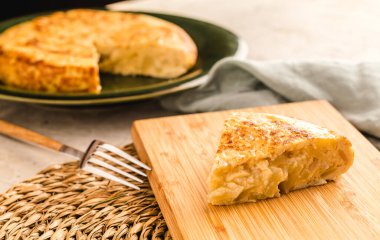 Sivri uçlu, tipik İspanyol patatesli omlet tapasıyla hayat