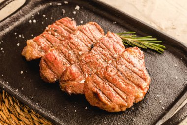 Ağır ateşte pişirilmiş iberikan domuzu. İspanyol şarküteri yemekleri.