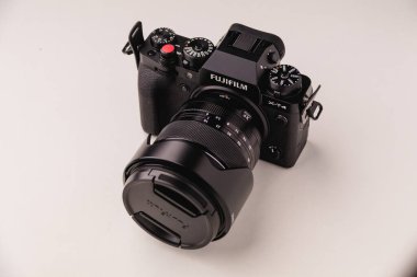 Granada, İspanya - 16 Temmuz 2020: Fujifilm XT4, Fujinon 16-80 mm f4 ile yeni retro-stil aynasız dijital kamera