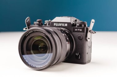 Granada, İspanya - 16 Temmuz 2020: Fujifilm XT4, Fujinon 16-80 mm f4 ile yeni retro-stil aynasız dijital kamera