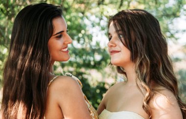 Sevgi dolu lezbiyen bir çiftin birbirine bakışının yüzeysel bir fotoğrafı.