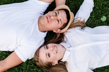 Çimenlerin üzerinde yatan çift