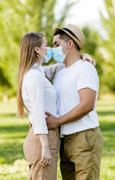 Casal Com Máscara Beijando Parque — Fotografia de Stock