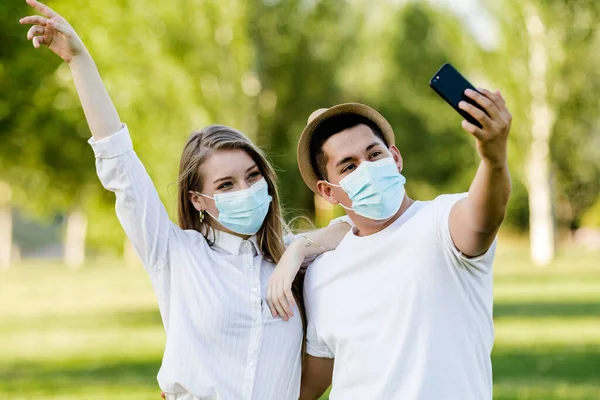 Casal Com Uma Máscara Fazendo Uma Selfie Com Seu Telefone — Fotografia de Stock