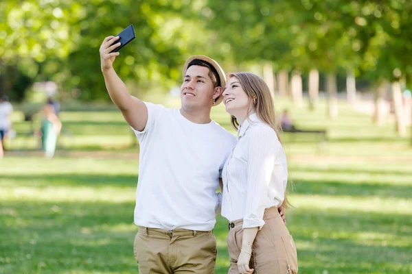 Una Giovane Coppia Che Selfie Sul Cellulare Nel Parco Uomo — Foto Stock