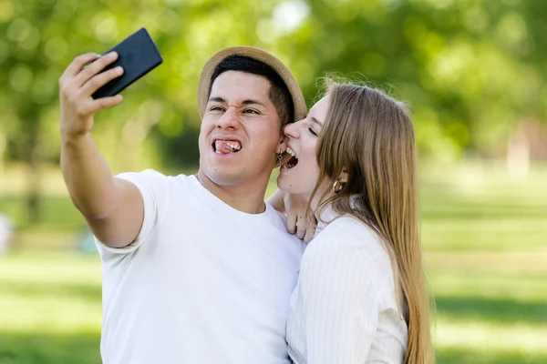 Pareja Joven Tomando Una Selfie Móvil Parque Hombre Latino Mujer — Foto de Stock