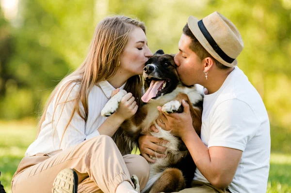 Adorável Casal Beijando Seu Cão Sorridente Parque — Fotografia de Stock