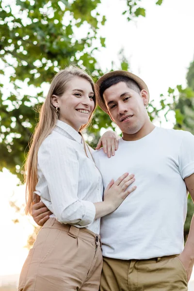 Casal Jovem Posando Assistindo Câmera Homem Latino Mulher Caucasiana Olhando — Fotografia de Stock