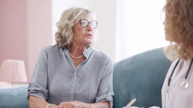 Üst düzey kadın, ev ziyareti sırasında bir kadın doktora sağlık sorunlarını anlatıyor. Teşhis için değerli bilgiler sağlıyor.