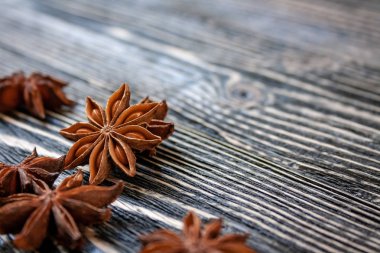 Koyu rustik ahşap arka plan üzerinde Anason yıldız. Gıda Arka Plan.Seçici Odak.
