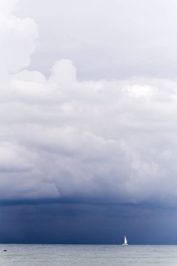 deniz üzerinde kümülüs bulutları