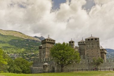 Fenis Kalesi , Fnis kasabasında bulunan İtalyan ortaçağ kalesi, Aosta Vadisi