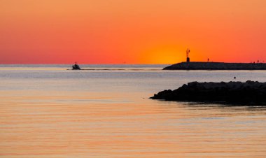 güzel günbatımı deniz manzarası, dramatik renkli gökyüzü