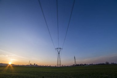 havai elektrik hattının gün batımı görünümü