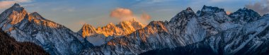 karlı dağların muhteşem gün batımı görünümü Mont Blanc Dawn