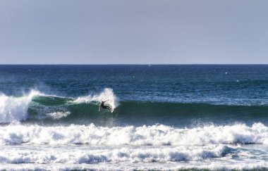 dalgalar sürme sörfçü, güneşli deniz manzarası