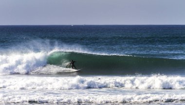 dalgalar sürme sörfçü, güneşli deniz manzarası