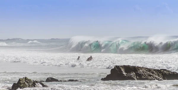 Incrível Paisagem Marinha Com Costa Rochosa Mulheres Mar — Fotografia de Stock