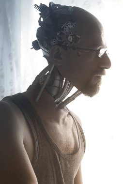 pencerede fotoğraf manipülasyon üzgün cyborg 