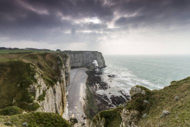 güneşli bir günde kayalık kıyı ile güzel deniz manzarası