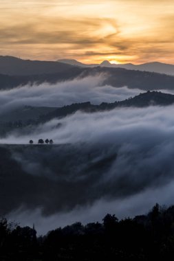 panoramik San Marino günbatımı, dağların üzerinde sis
