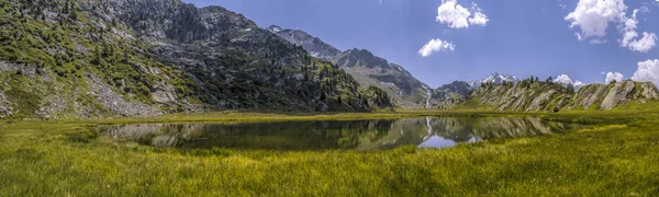 Дивовижний Альпійський Пейзаж Озером Сонячний День — стокове фото