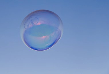 Sabun köpüğü mavi gökyüzünde