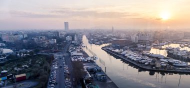 demirli yatlar ile iskele, gün batımı görünümü