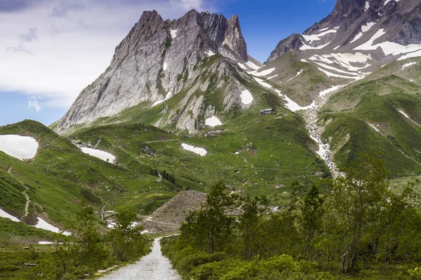 Fantastiska Alpina Landskap Snöiga Berg Och Evergreen Forest — Stockfoto