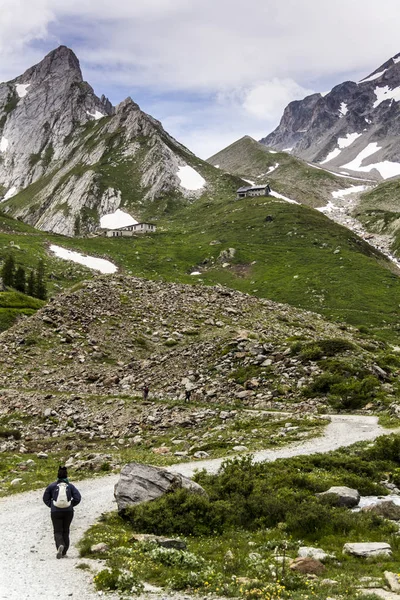 Fantastiska Alpina Landskap Och Gröna Kullar Snöiga Berg — Stockfoto