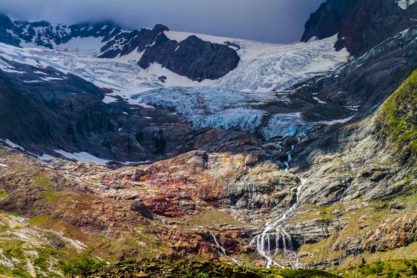 Alpint Landskap Med Vattenfall Bergsdalen — Stockfoto