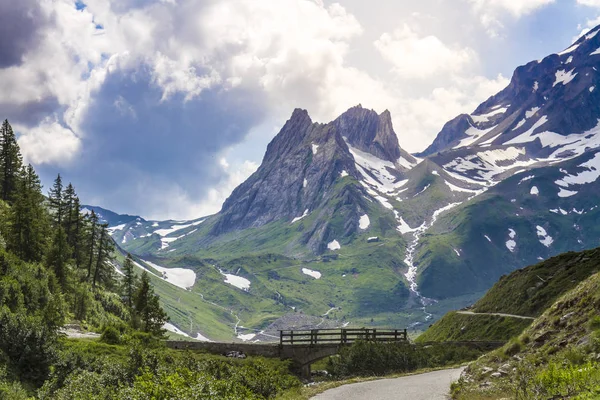 Fantastiska Alpina Landskap Snöiga Berg Och Evergreen Forest — Stockfoto