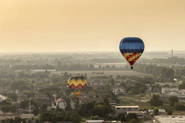 热气球漂浮在天空中 — 图库照片