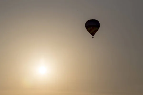 热气球漂浮在天空中 — 图库照片