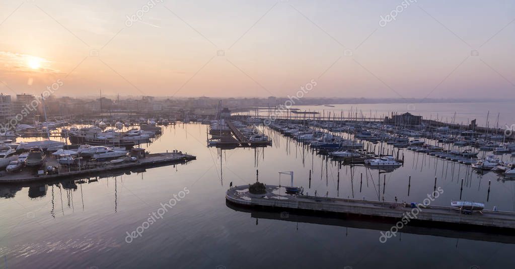 molo con yacht ormeggiati, vista tramonto