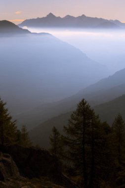 sonbahar sabahı bir alp vadisinde pus