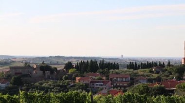 Arka planda Kişniş ve Rimini Kilisesi, İtalya 