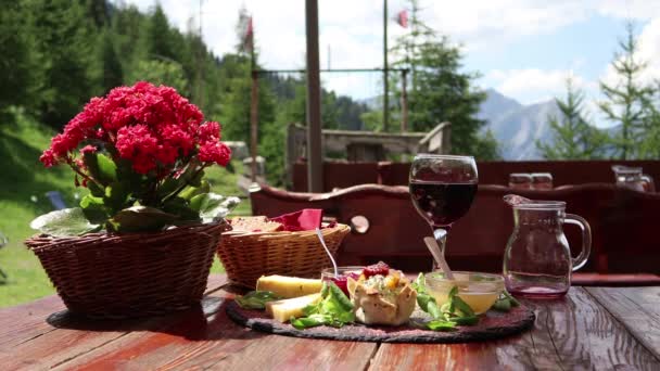 奶酪盘和木桌上的葡萄酒 — 图库视频影像