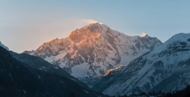 karlı dağların muhteşem gün batımı görünümü Mont Blanc Dawn