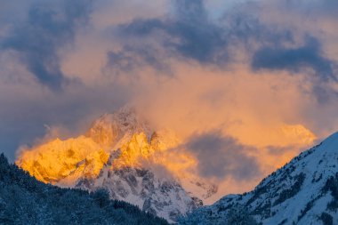 karlı dağların muhteşem gün batımı görünümü Mont Blanc Dawn