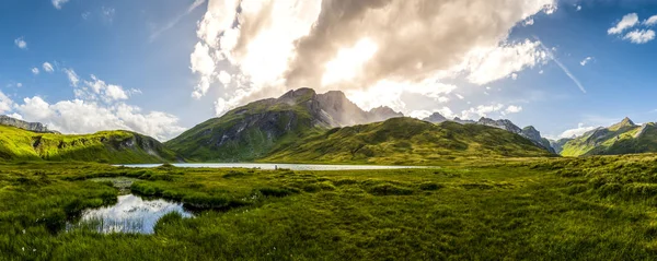 Prachtig Landschap Van Grasvelden Bergen Bewolkte Hemel — Stockfoto