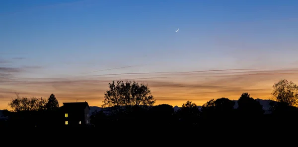 Atemberaubende Abendlandschaft Baumsilhouetten Und Dramatischer Himmel — Stockfoto