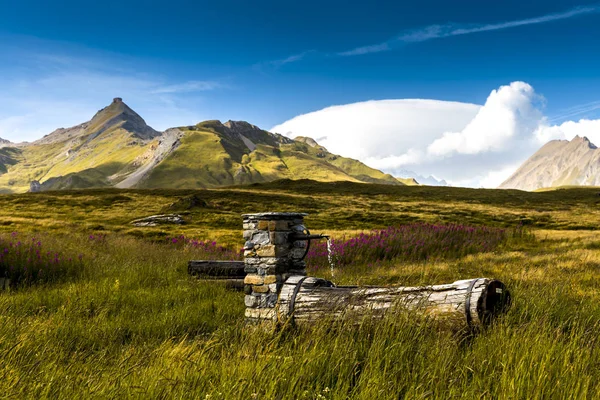 Fontän Gräs Piccolo San Bernardo Aostadalen — Stockfoto