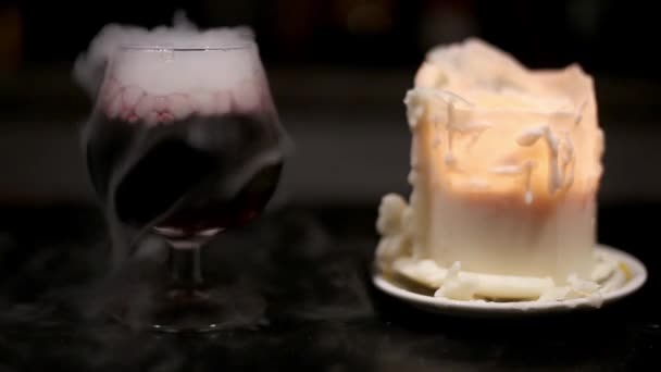 黑桌上的蜡烛附近的烟熏酒 — 图库视频影像