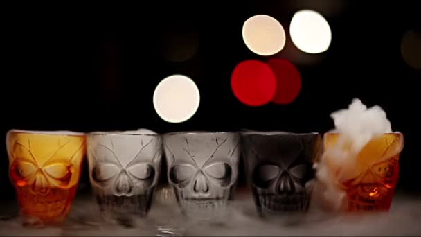 Cinco Cráneo Vidrio Uno Fumar Halloween Beber — Vídeo de stock