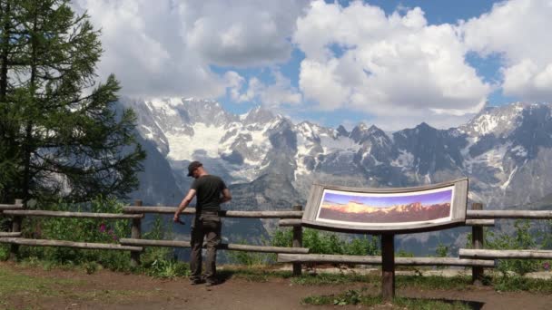 Hombre Mirando Paisaje Increíble Mont Blanc Francia — Vídeos de Stock