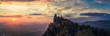 karlı dağların muhteşem gün batımı görünümü Mont Blanc Dawn