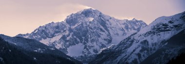 karlı dağların muhteşem gün batımı görünümü